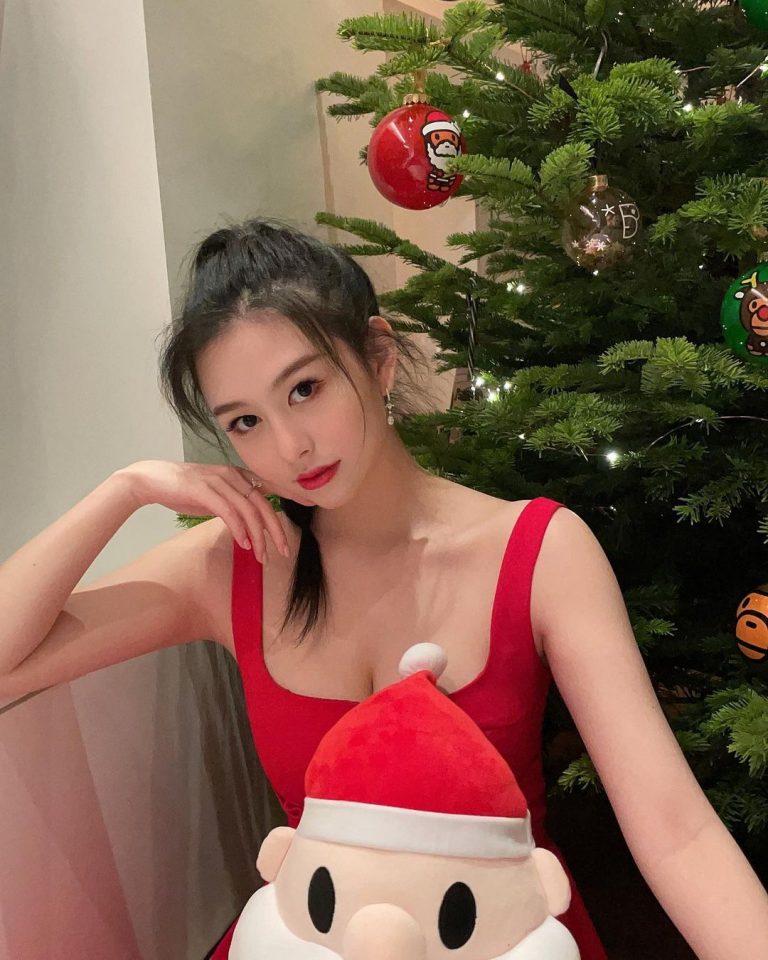 Chingmy Yau's eldest daughter Christmas dress - Popular Asians